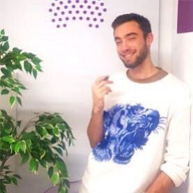 Mathéo se promène partout avec sa JUUL en main !